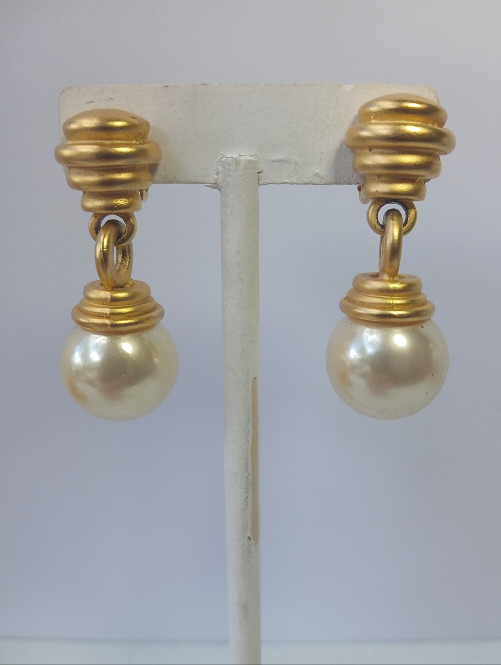 Vintage Chunky Ribbed Matte Gold Tone Faux Pearl Dangle Clip-on Earrings